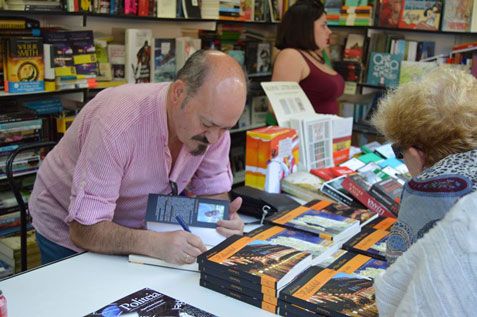 Germán Díez Barrio firma ejemplares Feria del Libro de Madrid